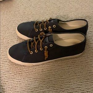 navy blue sporty sneakers